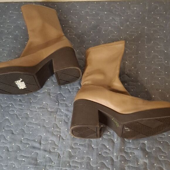 Call It Spring Brown Ankle Boots size 9.5 - Picture 2 of 6